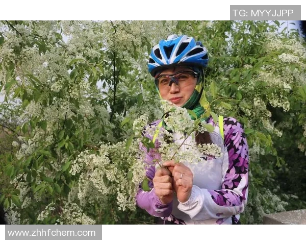 足球明星骑行风采展现精彩瞬间与激情碰撞的完美结合 足球明星骑行风采展现精彩瞬间与激情碰撞的完美结合